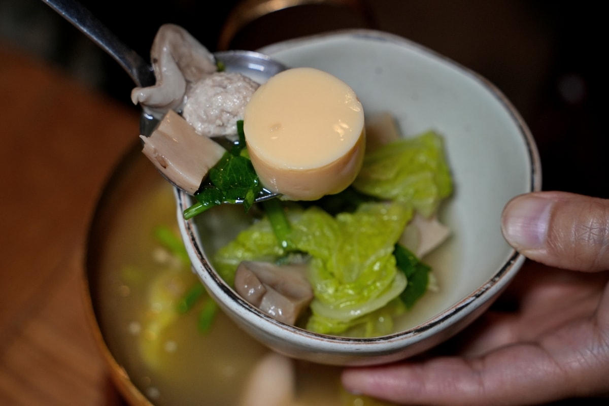 【曼谷美食】Savoey 上味泰 – 黃咖哩炒蟹肉跟酥炸海鱸魚都是超人氣招牌菜！Terminal 21店燈光美、氣氛佳，避開熱門用餐時段比較不用排隊