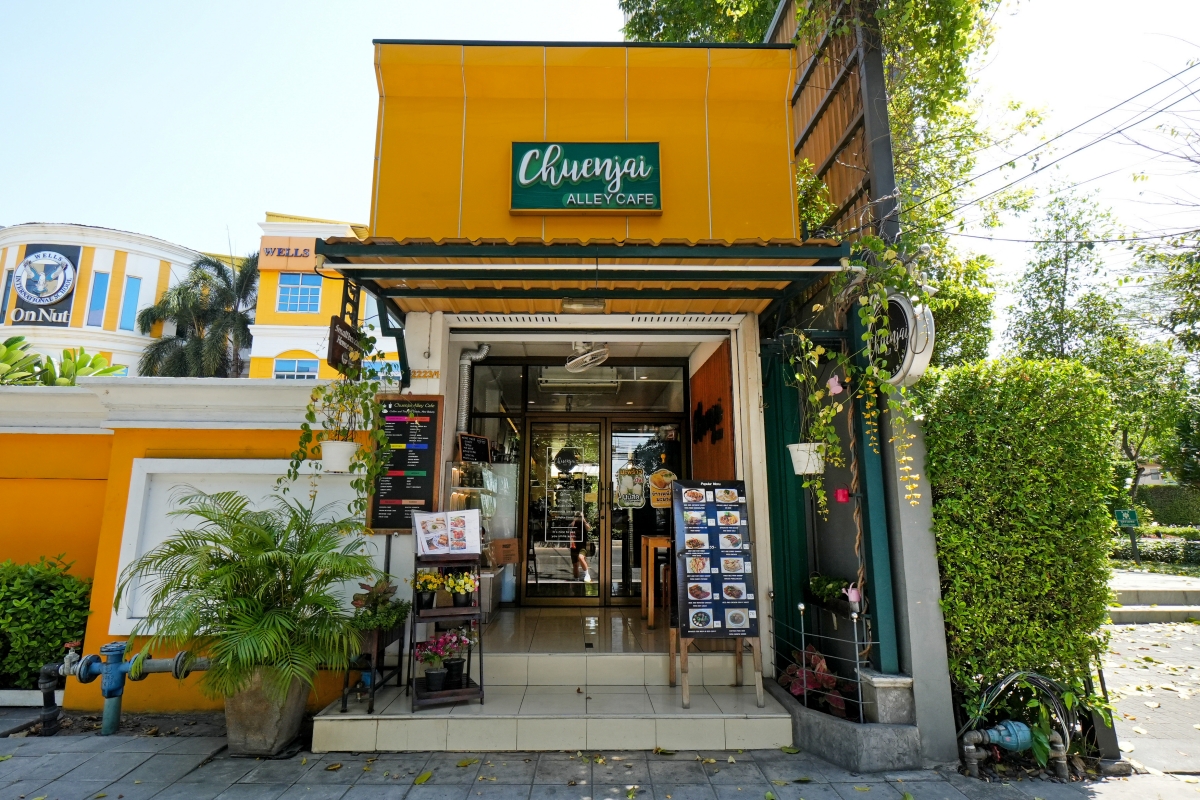 【曼谷美食】Chuenjai Alley Cafe – 藝人高山峰在曼谷On Nut站的愛店！打拋飯、炒飯、義大利麵、各種咖啡跟茶飲都百元有找～