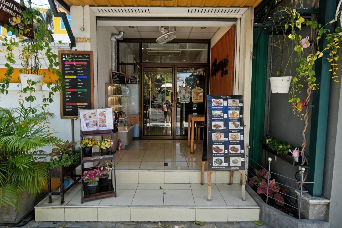 【曼谷美食】Chuenjai Alley Cafe – 藝人高山峰在曼谷On Nut站的愛店！打拋飯、炒飯、義大利麵、各種咖啡跟茶飲都百元有找～