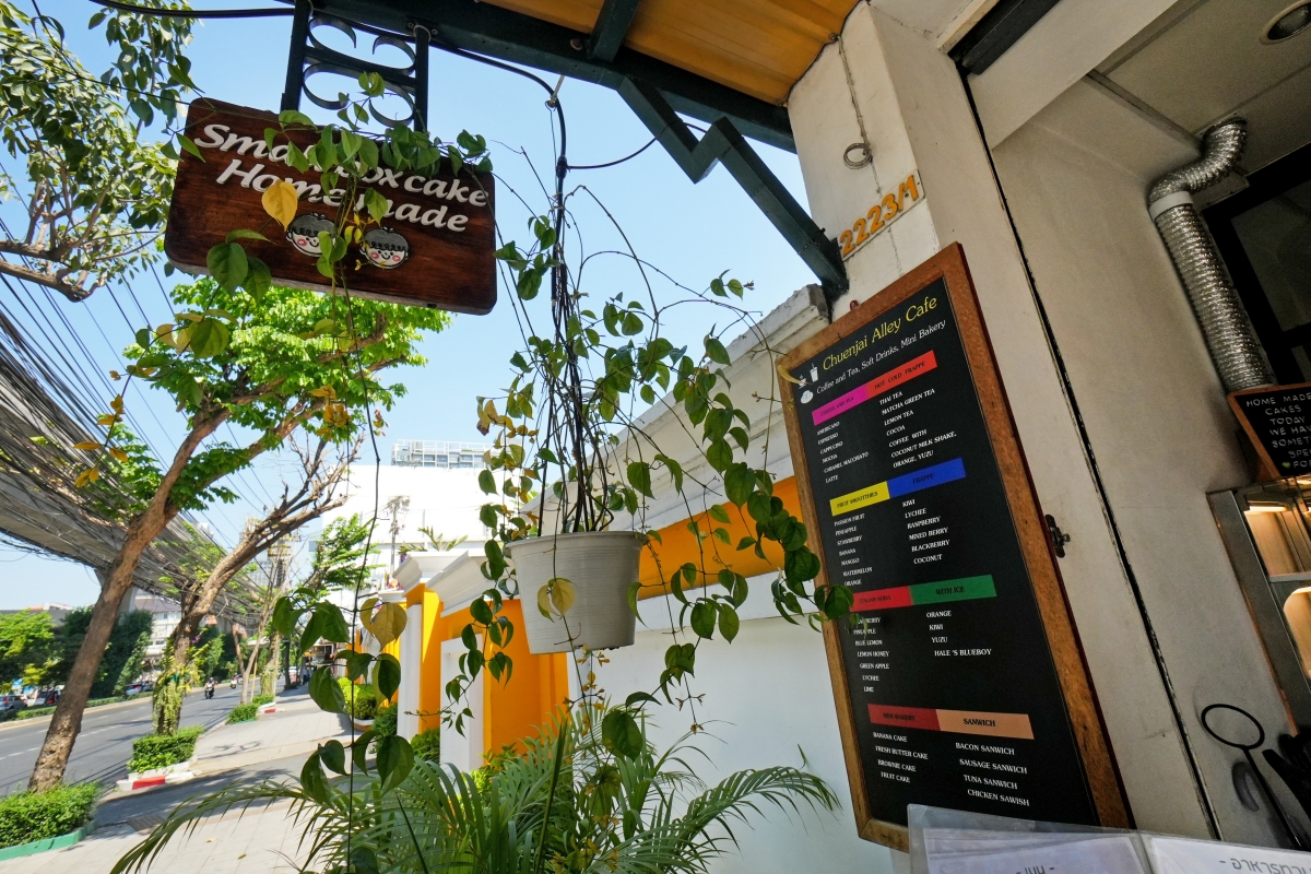 【曼谷美食】Chuenjai Alley Cafe – 藝人高山峰在曼谷On Nut站的愛店！打拋飯、炒飯、義大利麵、各種咖啡跟茶飲都百元有找～