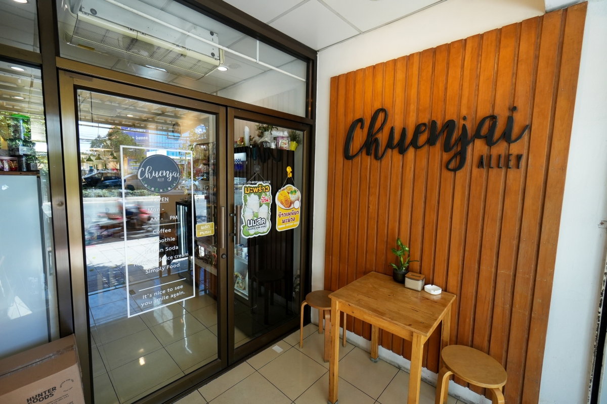 【曼谷美食】Chuenjai Alley Cafe – 藝人高山峰在曼谷On Nut站的愛店！打拋飯、炒飯、義大利麵、各種咖啡跟茶飲都百元有找～