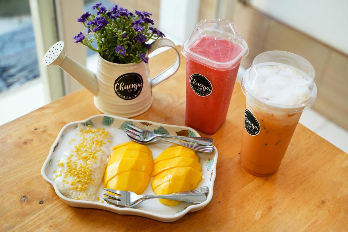 【曼谷美食】Chuenjai Alley Cafe – 藝人高山峰在曼谷On Nut站的愛店！打拋飯、炒飯、義大利麵、各種咖啡跟茶飲都百元有找～