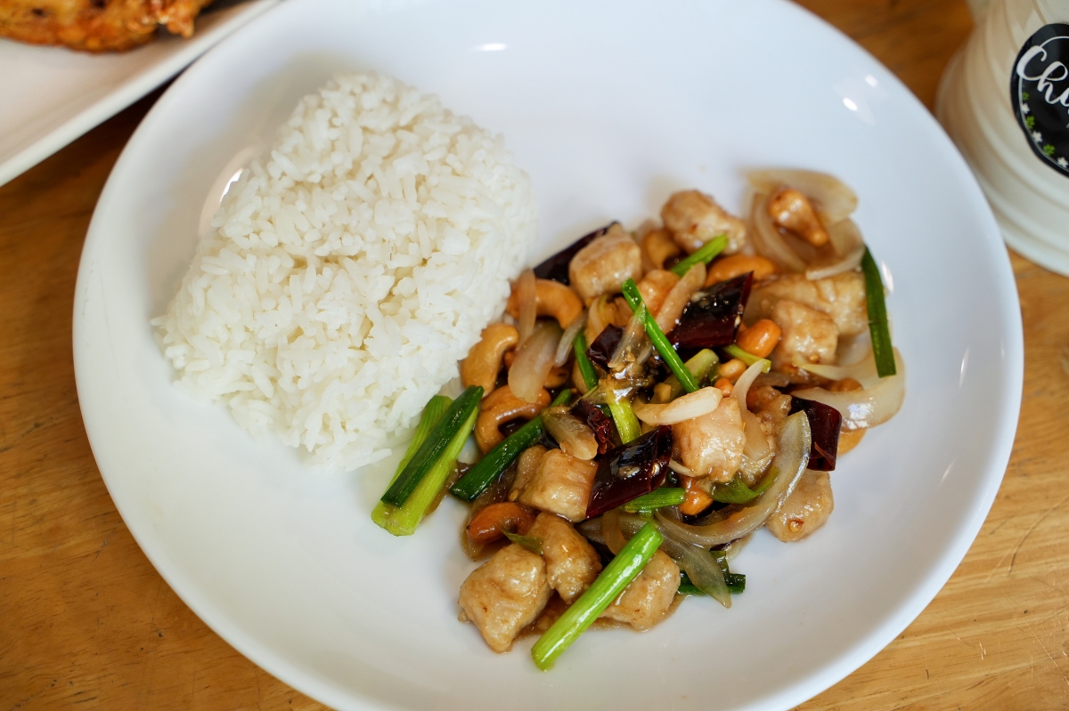 【曼谷美食】Chuenjai Alley Cafe – 藝人高山峰在曼谷On Nut站的愛店！打拋飯、炒飯、義大利麵、各種咖啡跟茶飲都百元有找～