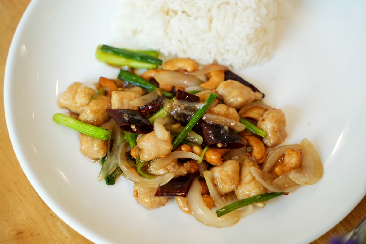 【曼谷美食】Chuenjai Alley Cafe – 藝人高山峰在曼谷On Nut站的愛店！打拋飯、炒飯、義大利麵、各種咖啡跟茶飲都百元有找～