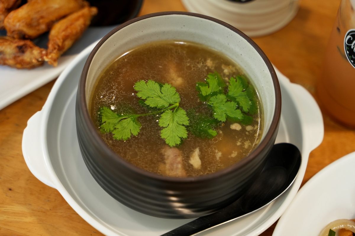 【曼谷美食】Chuenjai Alley Cafe – 藝人高山峰在曼谷On Nut站的愛店！打拋飯、炒飯、義大利麵、各種咖啡跟茶飲都百元有找～