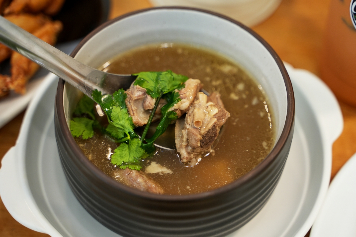 【曼谷美食】Chuenjai Alley Cafe – 藝人高山峰在曼谷On Nut站的愛店！打拋飯、炒飯、義大利麵、各種咖啡跟茶飲都百元有找～