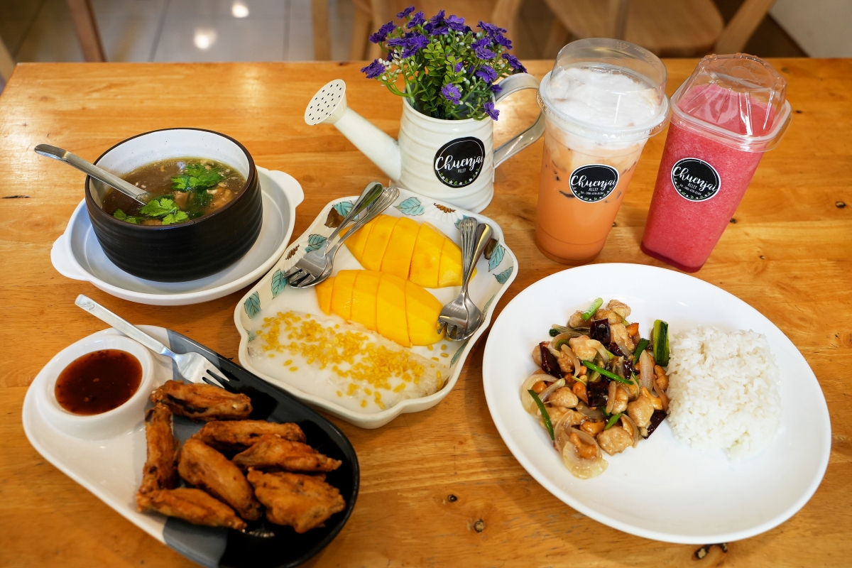 【曼谷美食】Chuenjai Alley Cafe – 藝人高山峰在曼谷On Nut站的愛店！打拋飯、炒飯、義大利麵、各種咖啡跟茶飲都百元有找～