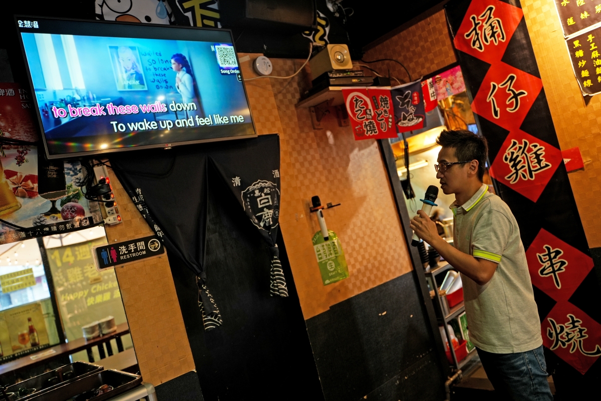 【萬隆站美食】雞老闆桶仔雞萬隆店 – 慶生與聚餐來這就對了！消費滿2800即送香噴噴的桶仔雞，還有KTV可歡唱～♪