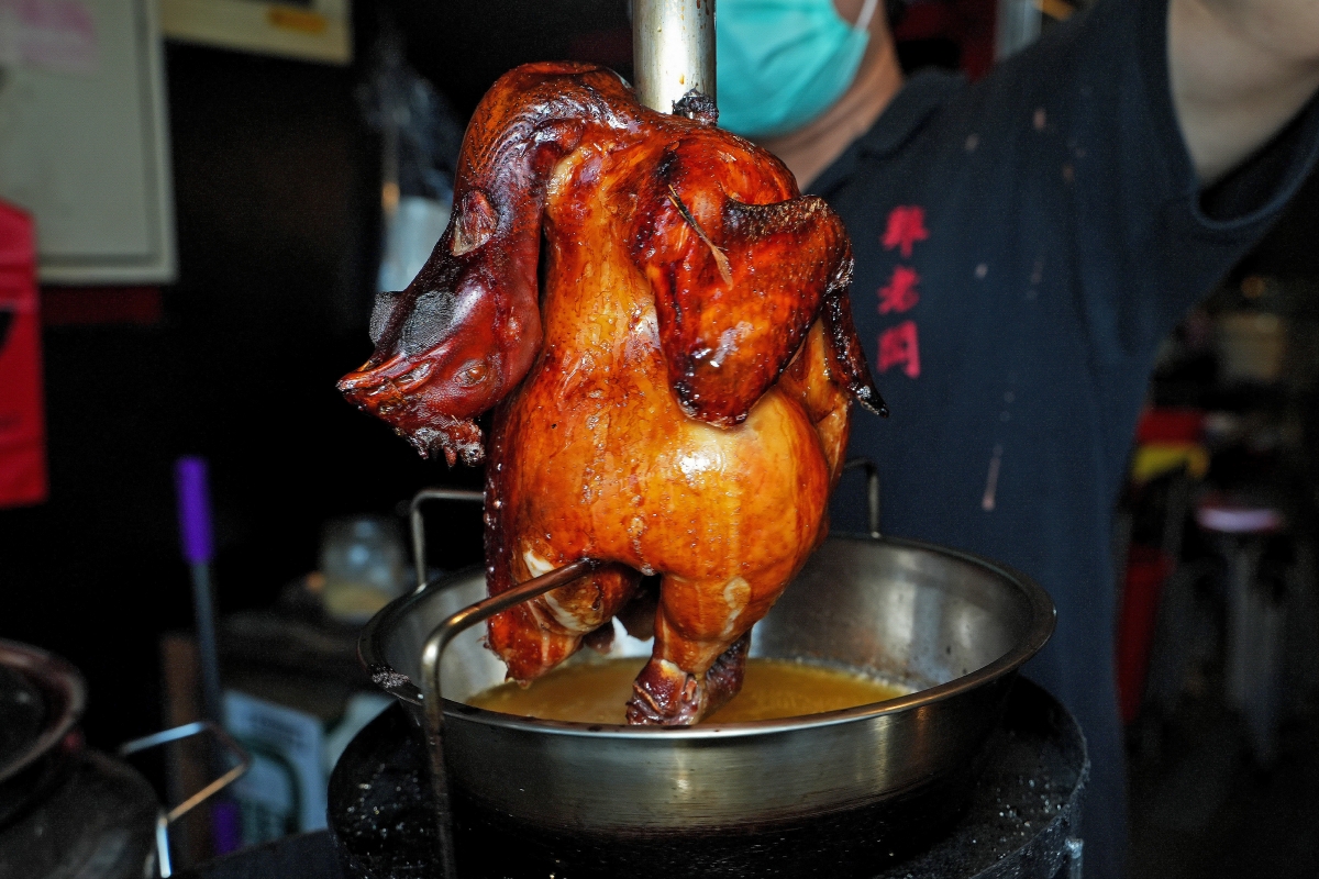 【萬隆站美食】雞老闆桶仔雞萬隆店 – 慶生與聚餐來這就對了！消費滿2800即送香噴噴的桶仔雞，還有KTV可歡唱～♪