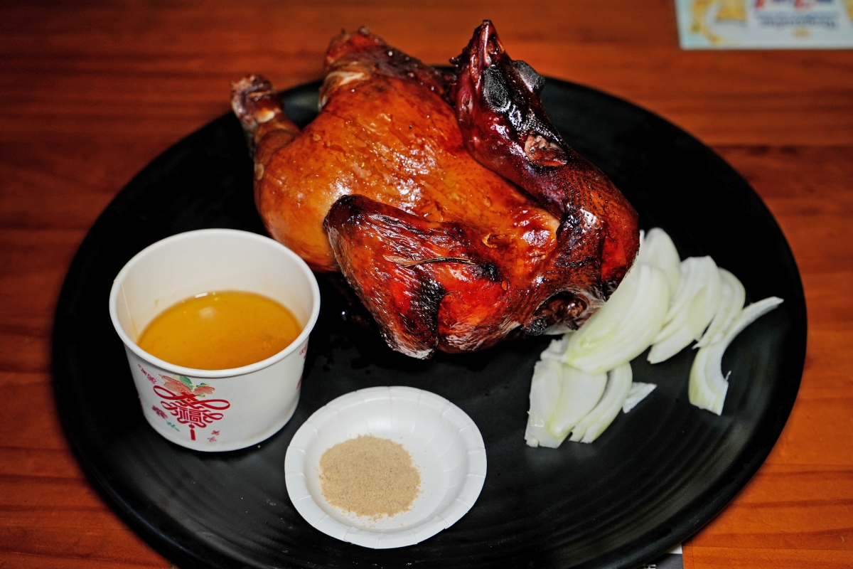 【萬隆站美食】雞老闆桶仔雞萬隆店 – 慶生與聚餐來這就對了！消費滿2800即送香噴噴的桶仔雞，還有KTV可歡唱～♪