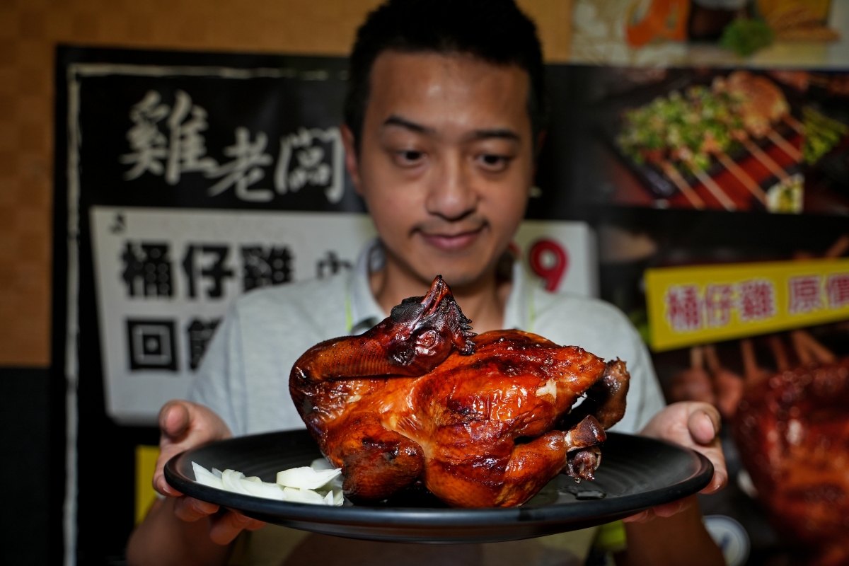 【萬隆站美食】雞老闆桶仔雞萬隆店 – 慶生與聚餐來這就對了！消費滿2800即送香噴噴的桶仔雞，還有KTV可歡唱～♪