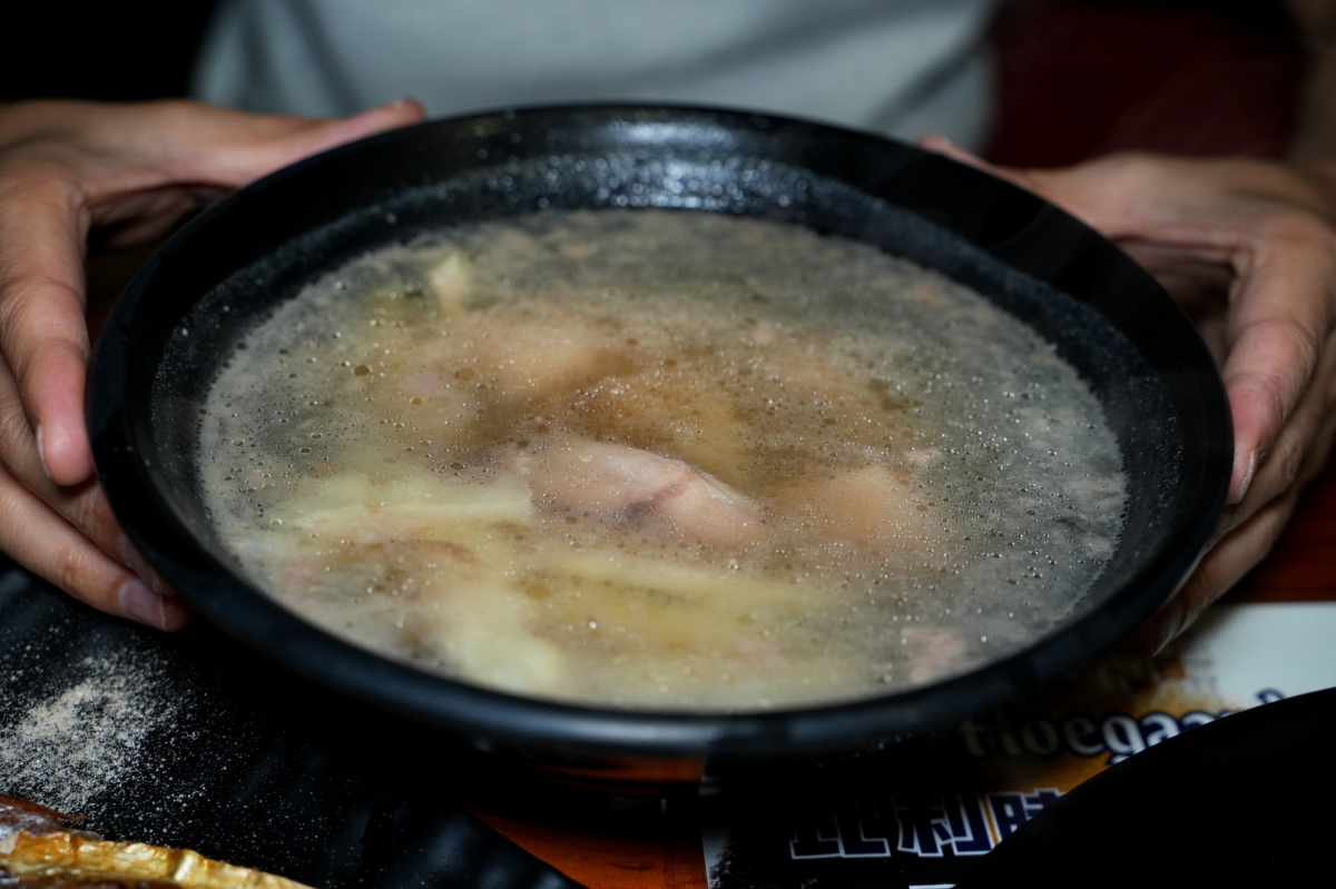 【萬隆站美食】雞老闆桶仔雞萬隆店 – 慶生與聚餐來這就對了！消費滿2800即送香噴噴的桶仔雞，還有KTV可歡唱～♪