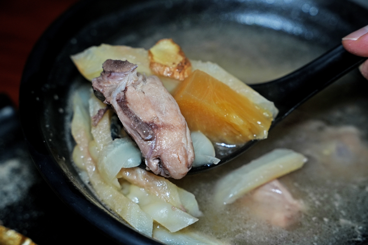 【萬隆站美食】雞老闆桶仔雞萬隆店 – 慶生與聚餐來這就對了！消費滿2800即送香噴噴的桶仔雞，還有KTV可歡唱～♪
