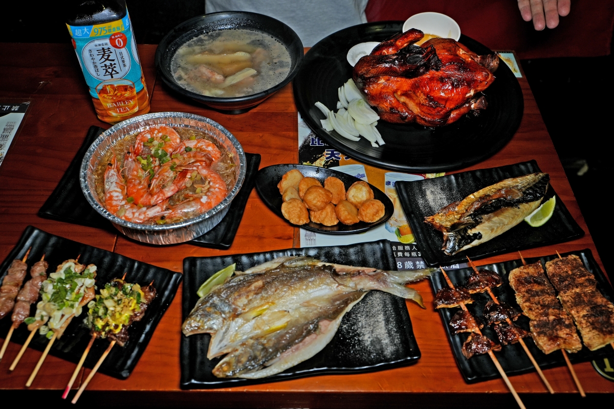 【萬隆站美食】雞老闆桶仔雞萬隆店 – 慶生與聚餐來這就對了！消費滿2800即送香噴噴的桶仔雞，還有KTV可歡唱～♪