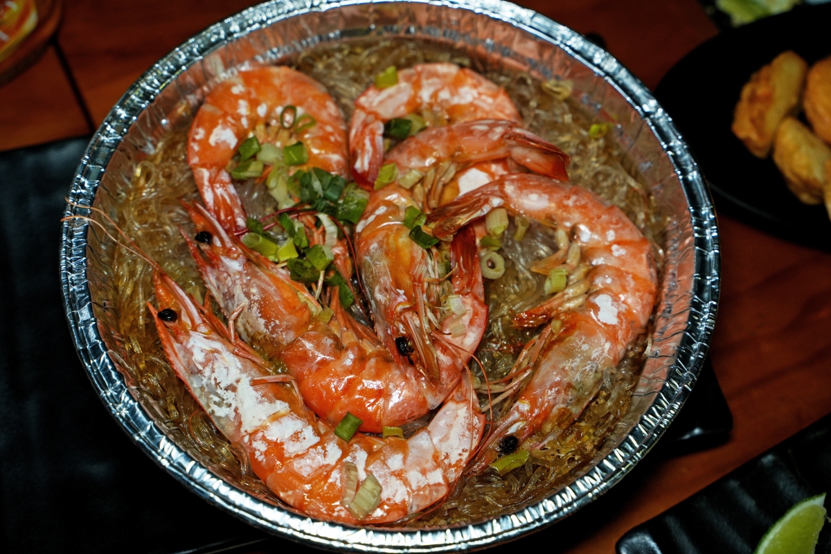 【萬隆站美食】雞老闆桶仔雞萬隆店 – 慶生與聚餐來這就對了！消費滿2800即送香噴噴的桶仔雞，還有KTV可歡唱～♪