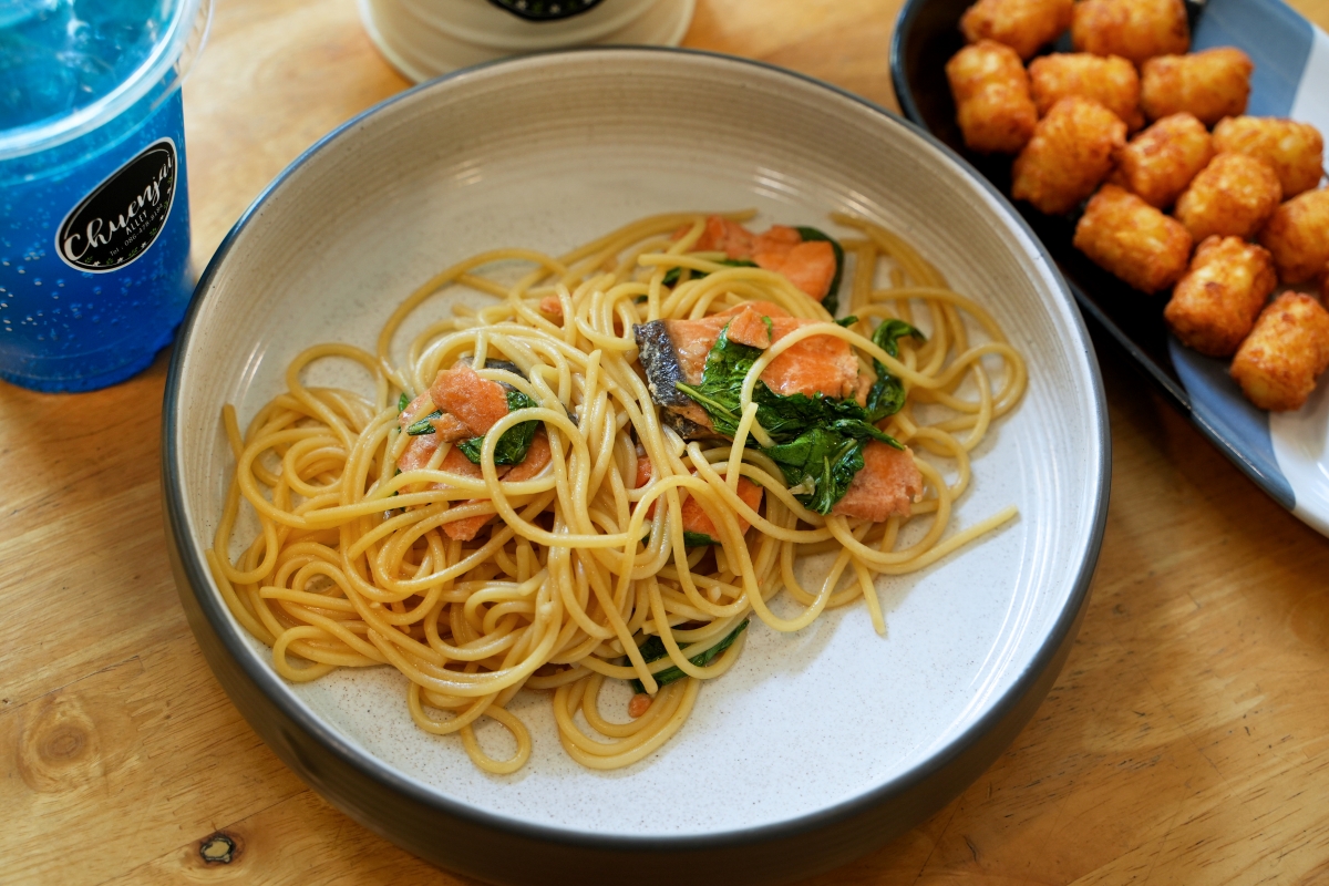 【曼谷美食】Chuenjai Alley Cafe – 藝人高山峰在曼谷On Nut站的愛店！打拋飯、炒飯、義大利麵、各種咖啡跟茶飲都百元有找～