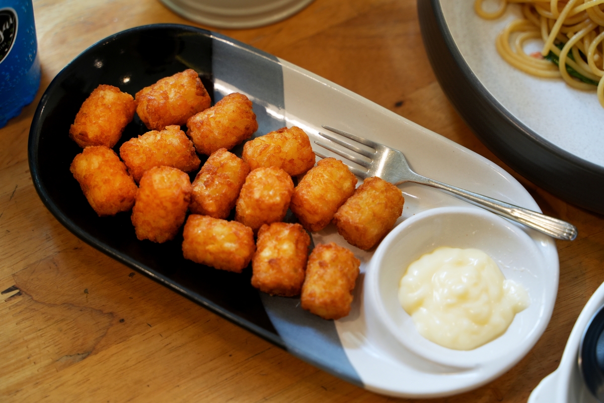 【曼谷美食】Chuenjai Alley Cafe – 藝人高山峰在曼谷On Nut站的愛店！打拋飯、炒飯、義大利麵、各種咖啡跟茶飲都百元有找～