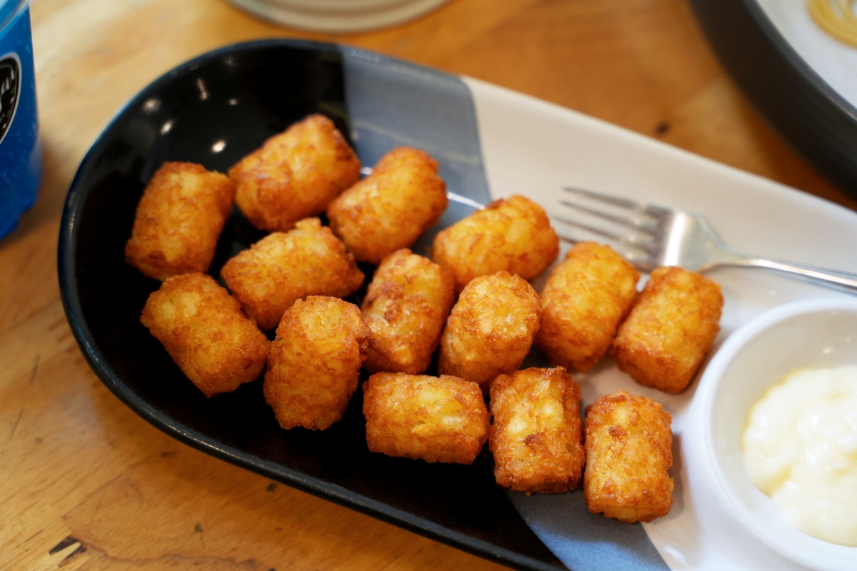 【曼谷美食】Chuenjai Alley Cafe – 藝人高山峰在曼谷On Nut站的愛店！打拋飯、炒飯、義大利麵、各種咖啡跟茶飲都百元有找～