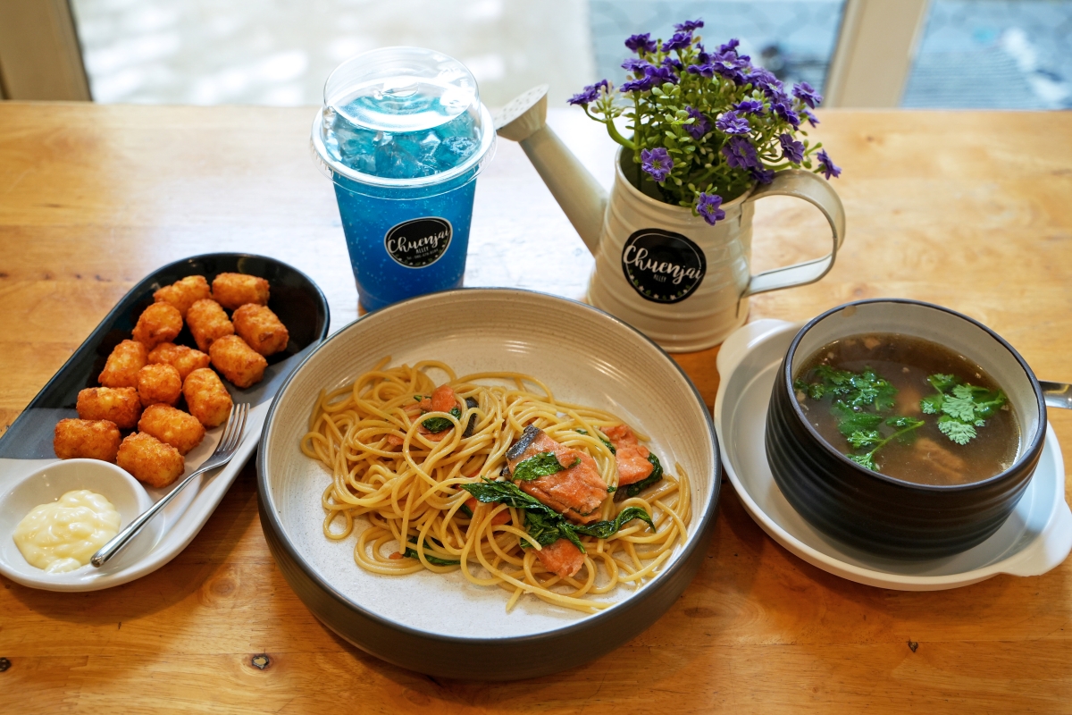【曼谷美食】Chuenjai Alley Cafe – 藝人高山峰在曼谷On Nut站的愛店！打拋飯、炒飯、義大利麵、各種咖啡跟茶飲都百元有找～