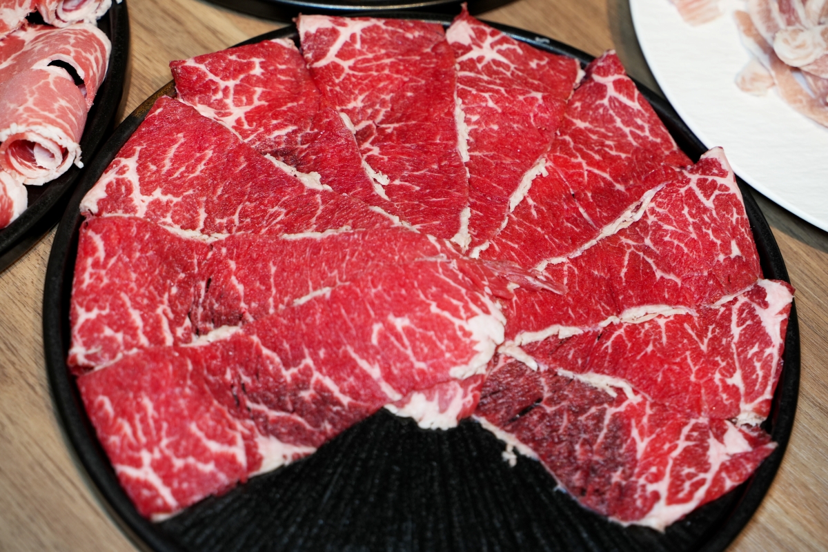 【信義區美食】員外佬麻辣火鍋 – 市政府站新開幕火鍋店推薦,紅鍋辣而不燥,白鍋甘甜順口,嚴選肉品和手工丸餃類都吃得出用心 - 第15張圖 【信義區美食】員外佬麻辣火鍋 – 市政府站新開幕火鍋店推薦,紅鍋辣而不燥,白鍋甘甜順口,嚴選肉品和手工丸餃類都吃得出用心