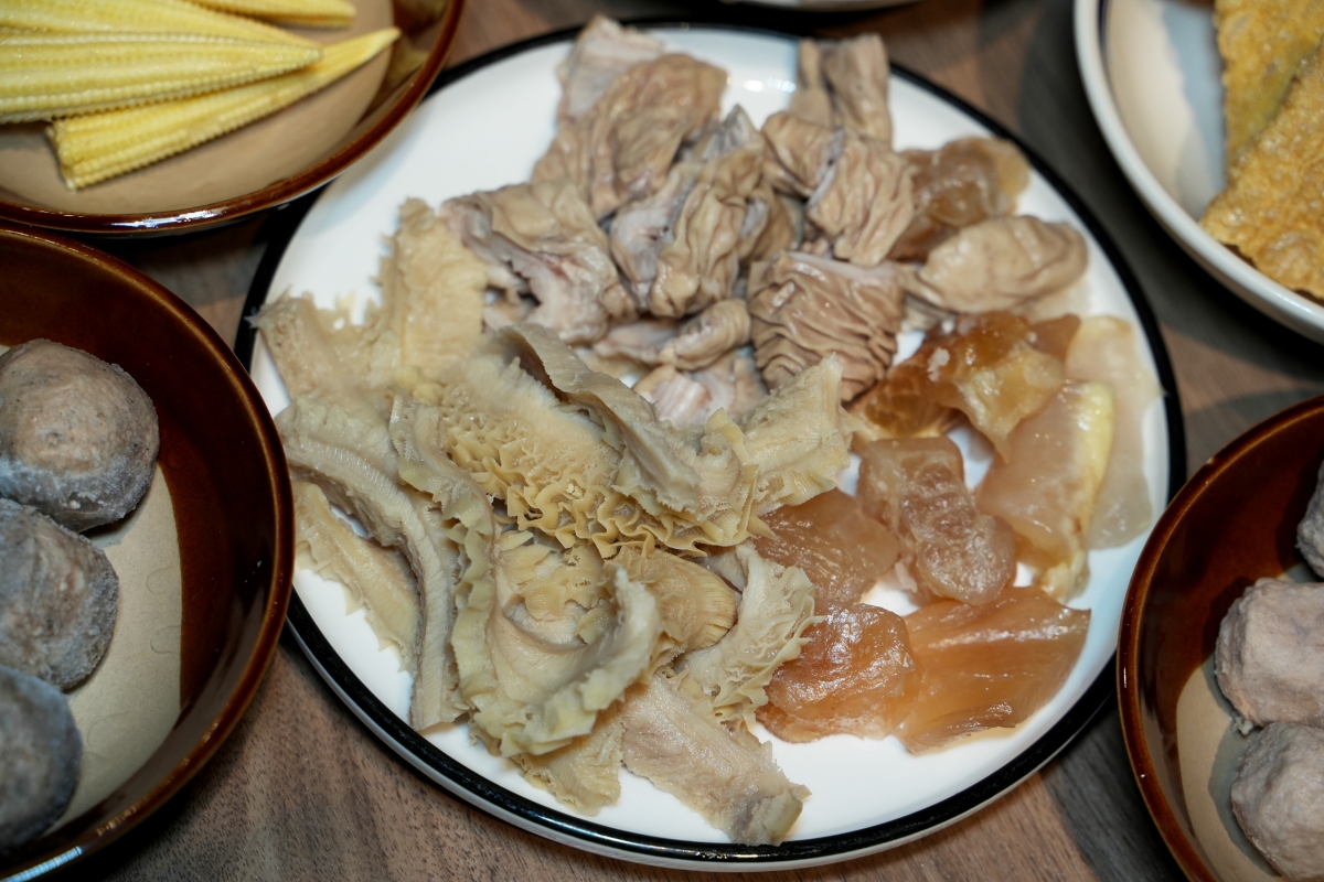 【信義區美食】員外佬麻辣火鍋 – 市政府站新開幕火鍋店推薦,紅鍋辣而不燥,白鍋甘甜順口,嚴選肉品和手工丸餃類都吃得出用心 - 第32張圖 【信義區美食】員外佬麻辣火鍋 – 市政府站新開幕火鍋店推薦,紅鍋辣而不燥,白鍋甘甜順口,嚴選肉品和手工丸餃類都吃得出用心