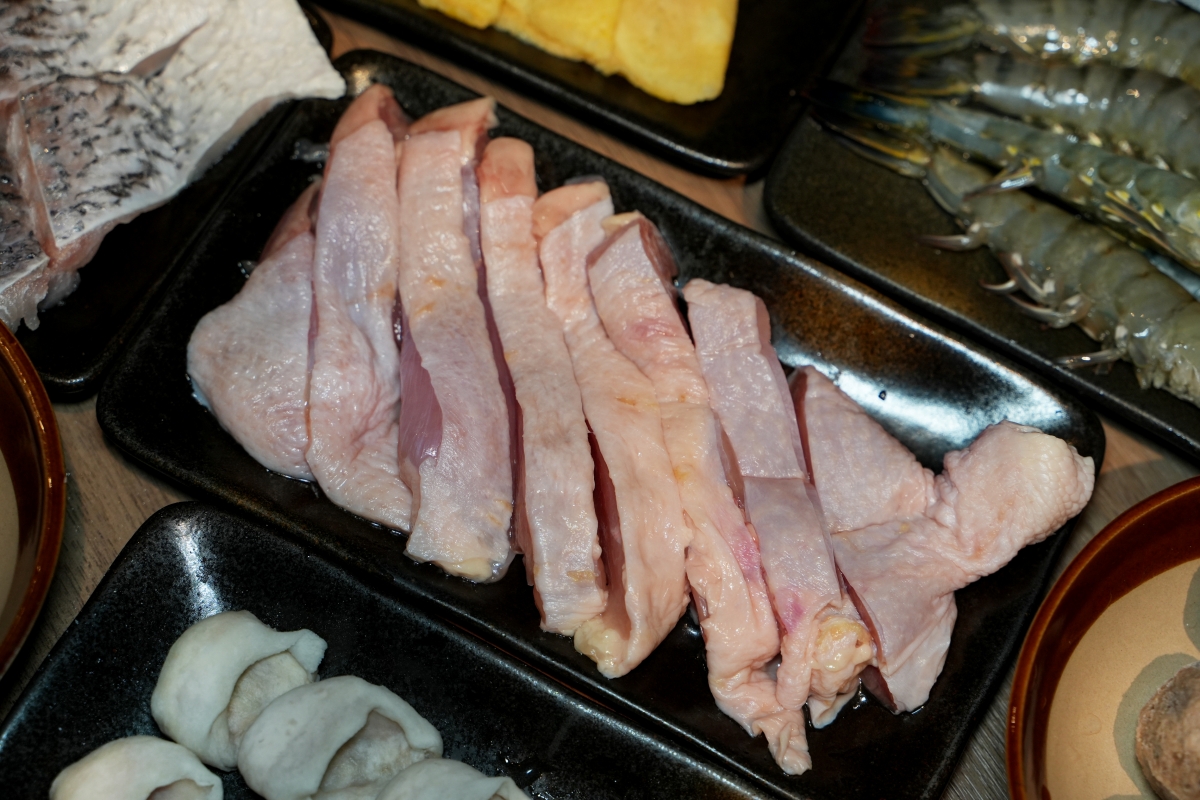 【信義區美食】員外佬麻辣火鍋 – 市政府站新開幕火鍋店推薦,紅鍋辣而不燥,白鍋甘甜順口,嚴選肉品和手工丸餃類都吃得出用心 - 第30張圖 【信義區美食】員外佬麻辣火鍋 – 市政府站新開幕火鍋店推薦,紅鍋辣而不燥,白鍋甘甜順口,嚴選肉品和手工丸餃類都吃得出用心