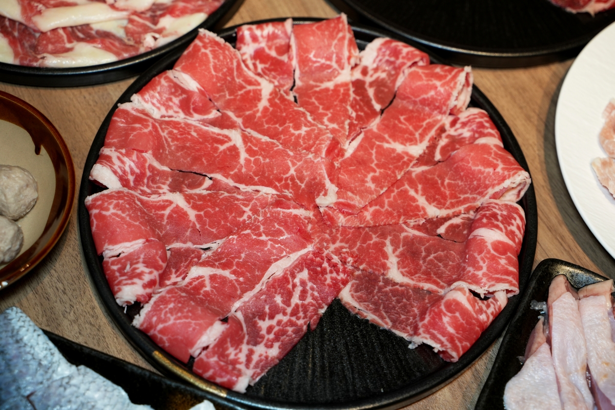 【信義區美食】員外佬麻辣火鍋 – 市政府站新開幕火鍋店推薦,紅鍋辣而不燥,白鍋甘甜順口,嚴選肉品和手工丸餃類都吃得出用心 - 第18張圖 【信義區美食】員外佬麻辣火鍋 – 市政府站新開幕火鍋店推薦,紅鍋辣而不燥,白鍋甘甜順口,嚴選肉品和手工丸餃類都吃得出用心