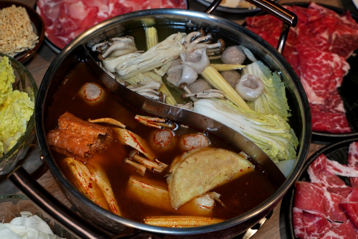 【信義區美食】員外佬麻辣火鍋 – 市政府站新開幕火鍋店推薦,紅鍋辣而不燥,白鍋甘甜順口,嚴選肉品和手工丸餃類都吃得出用心 - 第44張圖 【信義區美食】員外佬麻辣火鍋 – 市政府站新開幕火鍋店推薦,紅鍋辣而不燥,白鍋甘甜順口,嚴選肉品和手工丸餃類都吃得出用心