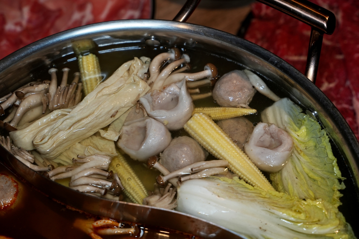 【信義區美食】員外佬麻辣火鍋 – 市政府站新開幕火鍋店推薦,紅鍋辣而不燥,白鍋甘甜順口,嚴選肉品和手工丸餃類都吃得出用心 - 第46張圖 【信義區美食】員外佬麻辣火鍋 – 市政府站新開幕火鍋店推薦,紅鍋辣而不燥,白鍋甘甜順口,嚴選肉品和手工丸餃類都吃得出用心