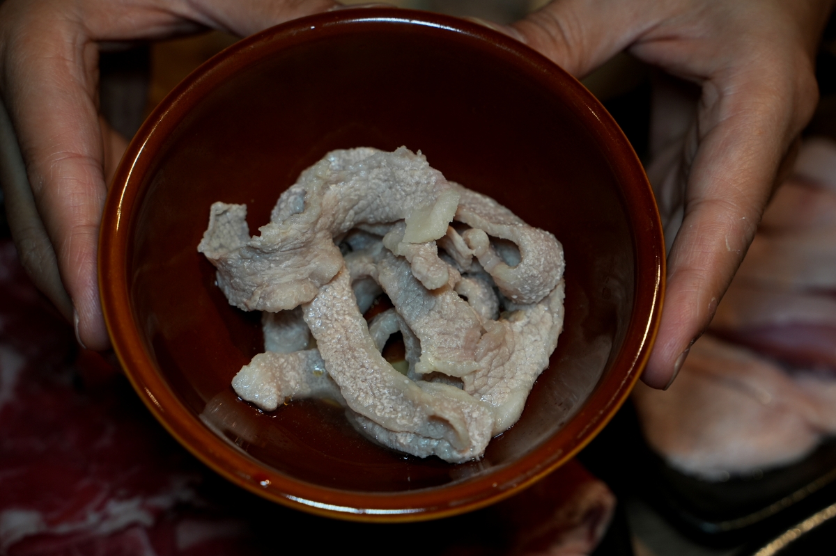 【信義區美食】員外佬麻辣火鍋 – 市政府站新開幕火鍋店推薦,紅鍋辣而不燥,白鍋甘甜順口,嚴選肉品和手工丸餃類都吃得出用心 - 第26張圖 【信義區美食】員外佬麻辣火鍋 – 市政府站新開幕火鍋店推薦,紅鍋辣而不燥,白鍋甘甜順口,嚴選肉品和手工丸餃類都吃得出用心