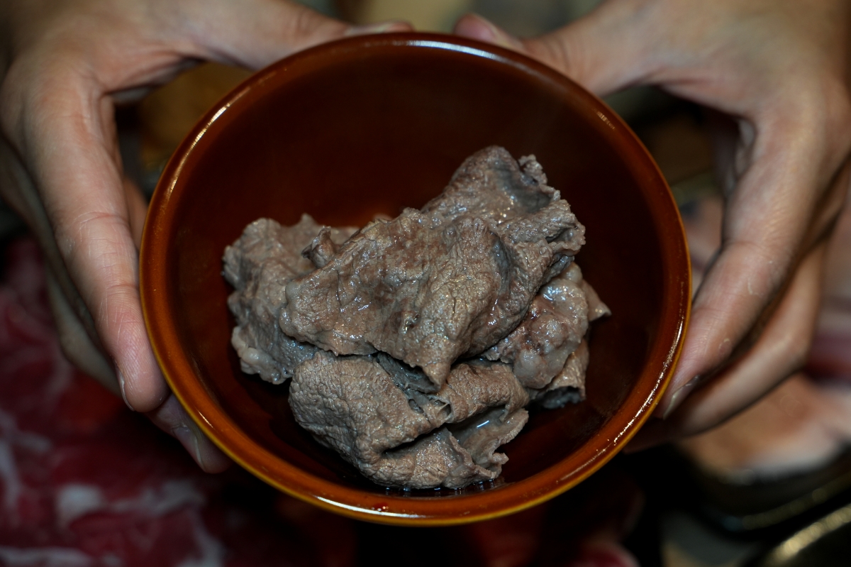 【信義區美食】員外佬麻辣火鍋 – 市政府站新開幕火鍋店推薦,紅鍋辣而不燥,白鍋甘甜順口,嚴選肉品和手工丸餃類都吃得出用心 - 第17張圖 【信義區美食】員外佬麻辣火鍋 – 市政府站新開幕火鍋店推薦,紅鍋辣而不燥,白鍋甘甜順口,嚴選肉品和手工丸餃類都吃得出用心