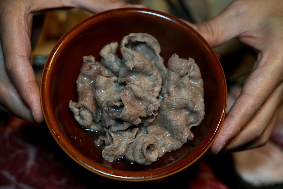 【信義區美食】員外佬麻辣火鍋 – 市政府站新開幕火鍋店推薦,紅鍋辣而不燥,白鍋甘甜順口,嚴選肉品和手工丸餃類都吃得出用心 - 第20張圖 【信義區美食】員外佬麻辣火鍋 – 市政府站新開幕火鍋店推薦,紅鍋辣而不燥,白鍋甘甜順口,嚴選肉品和手工丸餃類都吃得出用心