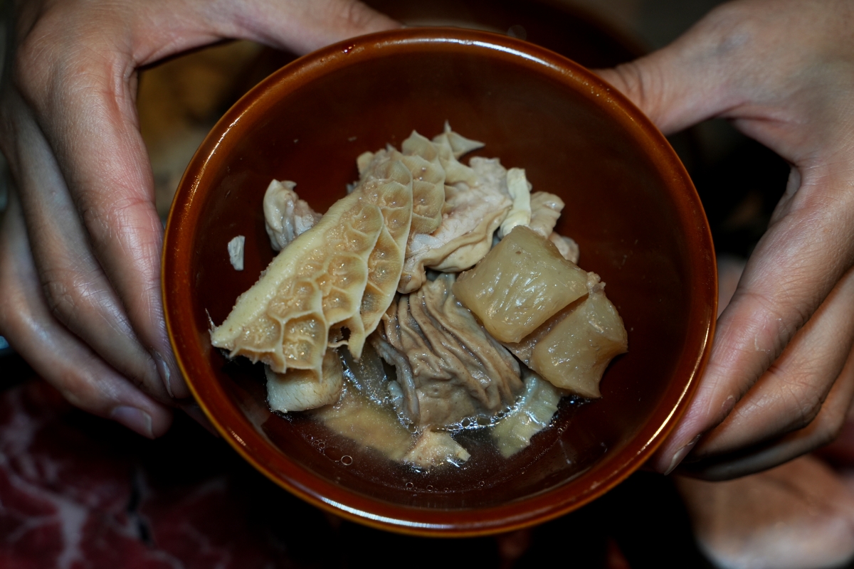 【信義區美食】員外佬麻辣火鍋 – 市政府站新開幕火鍋店推薦,紅鍋辣而不燥,白鍋甘甜順口,嚴選肉品和手工丸餃類都吃得出用心 - 第33張圖 【信義區美食】員外佬麻辣火鍋 – 市政府站新開幕火鍋店推薦,紅鍋辣而不燥,白鍋甘甜順口,嚴選肉品和手工丸餃類都吃得出用心
