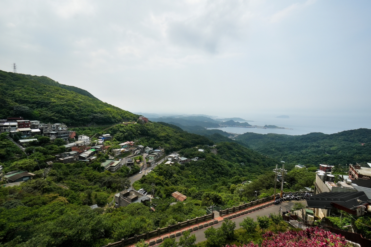 【九份民宿推薦】九份山城山海灣民宿 – 擁有絕佳山景與海景視野的慢活民宿,房型溫馨且有自然檜木香氣,步行5分鐘即可到老街覓食 - 第3張圖 【九份民宿推薦】九份山城山海灣民宿 – 擁有絕佳山景與海景視野的慢活民宿,房型溫馨且有自然檜木香氣,步行5分鐘即可到老街覓食