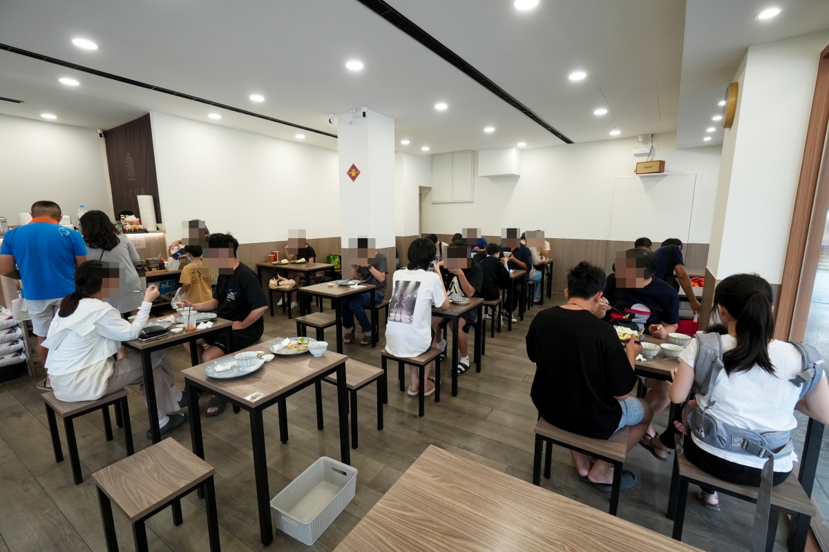 【台中美食】老陳海南雞飯 逢甲店 – 海南雞跟打拋豬我都要！一飯雙享，還有熱騰騰的免費雞湯隨便你喝～♪