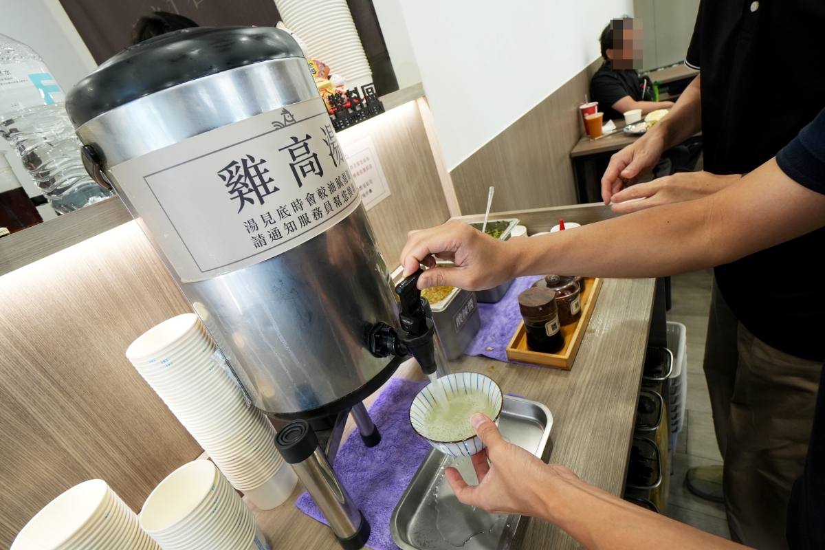 【台中美食】老陳海南雞飯 逢甲店 – 海南雞跟打拋豬我都要！一飯雙享，還有熱騰騰的免費雞湯隨便你喝～♪