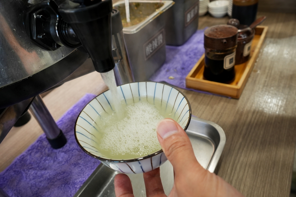 【台中美食】老陳海南雞飯 逢甲店 – 海南雞跟打拋豬我都要！一飯雙享，還有熱騰騰的免費雞湯隨便你喝～♪