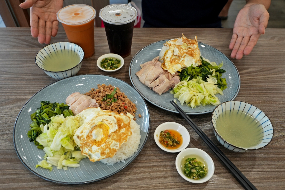 【台中美食】老陳海南雞飯 逢甲店 – 海南雞跟打拋豬我都要！一飯雙享，還有熱騰騰的免費雞湯隨便你喝～♪