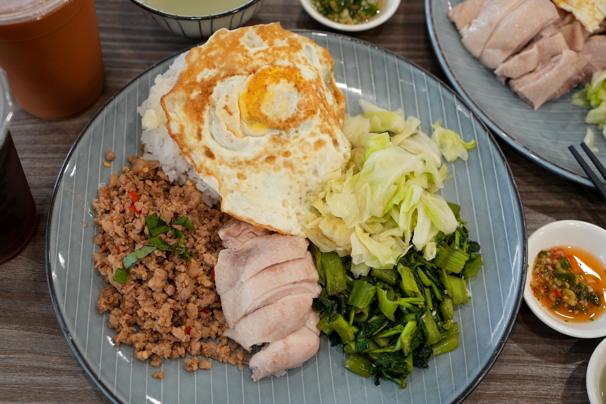 【台中美食】老陳海南雞飯 逢甲店 – 海南雞跟打拋豬我都要！一飯雙享，還有熱騰騰的免費雞湯隨便你喝～♪