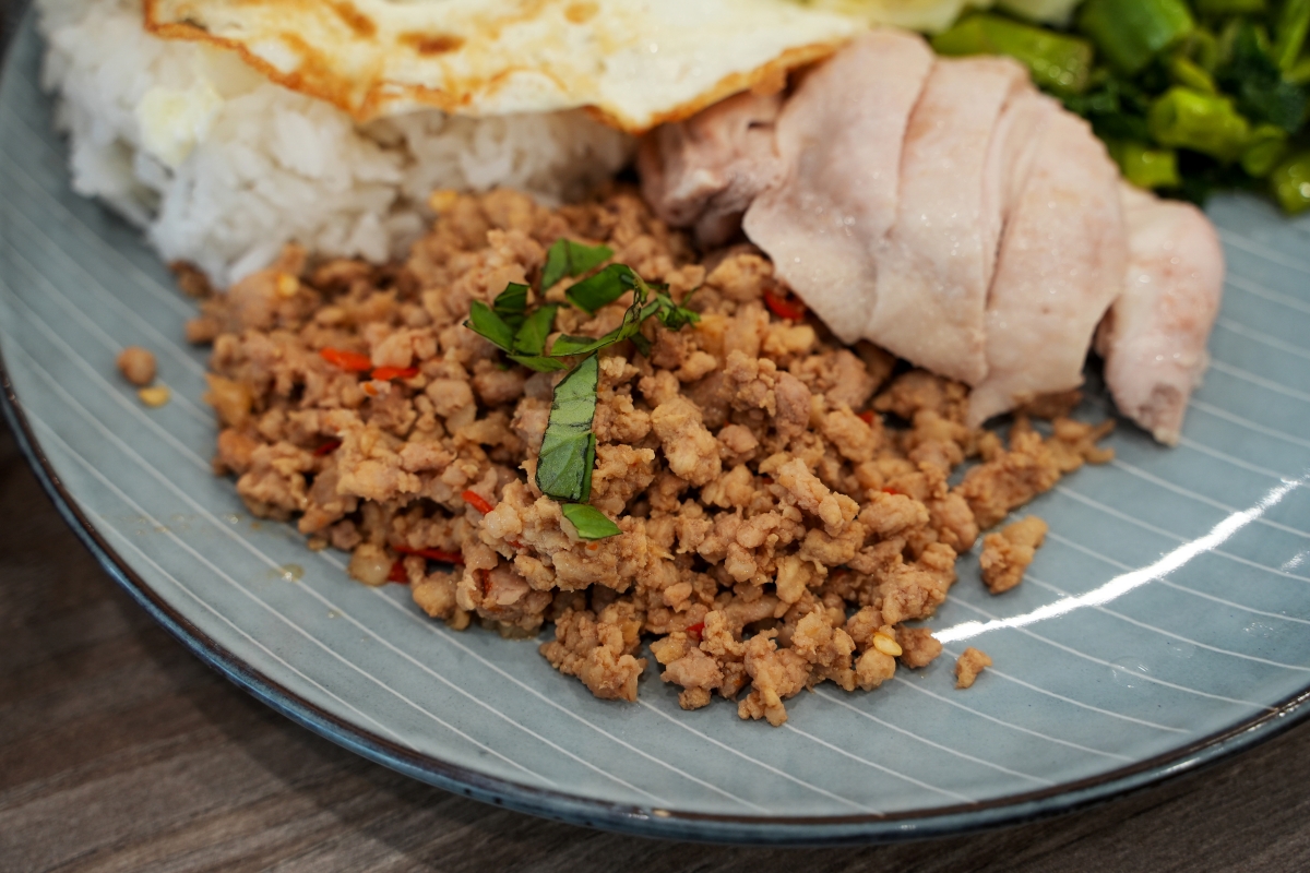 【台中美食】老陳海南雞飯 逢甲店 – 海南雞跟打拋豬我都要！一飯雙享，還有熱騰騰的免費雞湯隨便你喝～♪
