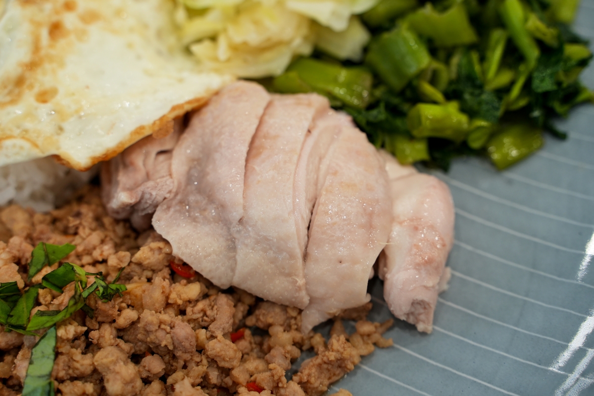 【台中美食】老陳海南雞飯 逢甲店 – 海南雞跟打拋豬我都要！一飯雙享，還有熱騰騰的免費雞湯隨便你喝～♪