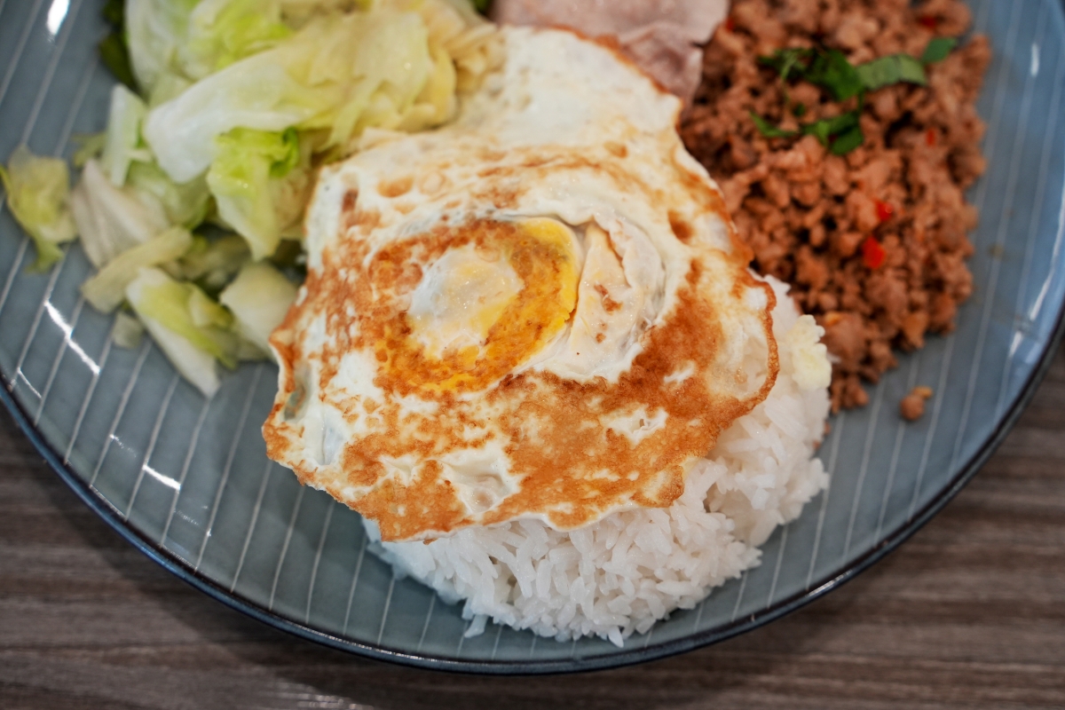 【台中美食】老陳海南雞飯 逢甲店 – 海南雞跟打拋豬我都要！一飯雙享，還有熱騰騰的免費雞湯隨便你喝～♪