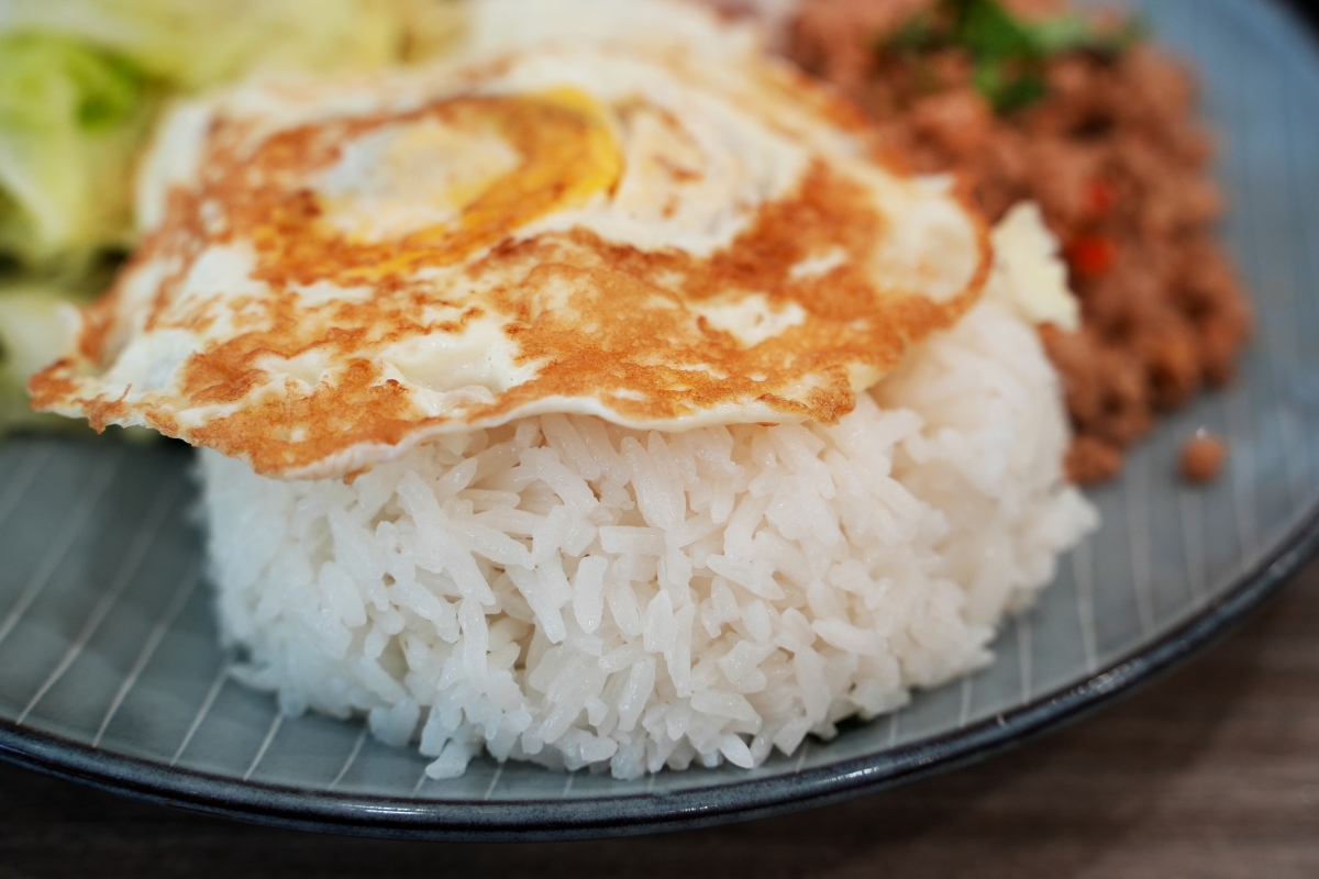【台中美食】老陳海南雞飯 逢甲店 – 海南雞跟打拋豬我都要！一飯雙享，還有熱騰騰的免費雞湯隨便你喝～♪