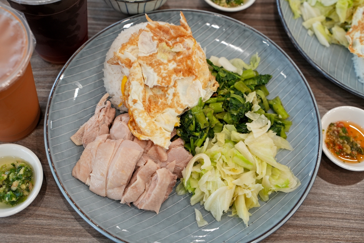 【台中美食】老陳海南雞飯 逢甲店 – 海南雞跟打拋豬我都要！一飯雙享，還有熱騰騰的免費雞湯隨便你喝～♪