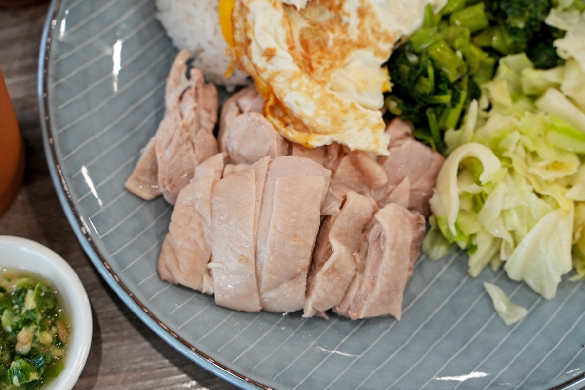 【台中美食】老陳海南雞飯 逢甲店 – 海南雞跟打拋豬我都要！一飯雙享，還有熱騰騰的免費雞湯隨便你喝～♪