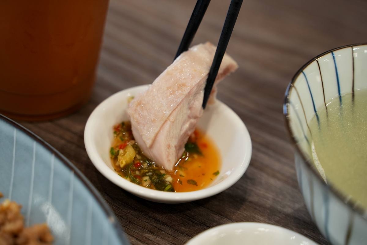 【台中美食】老陳海南雞飯 逢甲店 – 海南雞跟打拋豬我都要！一飯雙享，還有熱騰騰的免費雞湯隨便你喝～♪