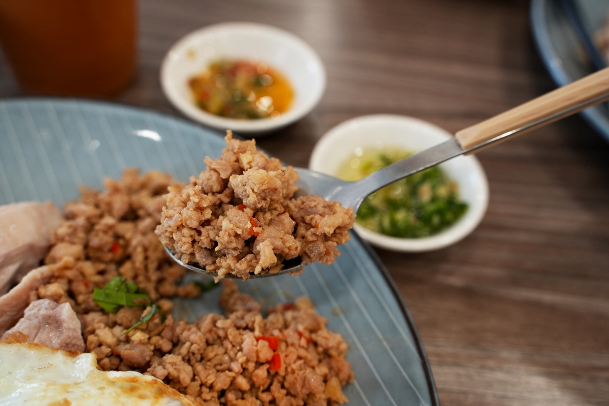 【台中美食】老陳海南雞飯 逢甲店 – 海南雞跟打拋豬我都要！一飯雙享，還有熱騰騰的免費雞湯隨便你喝～♪