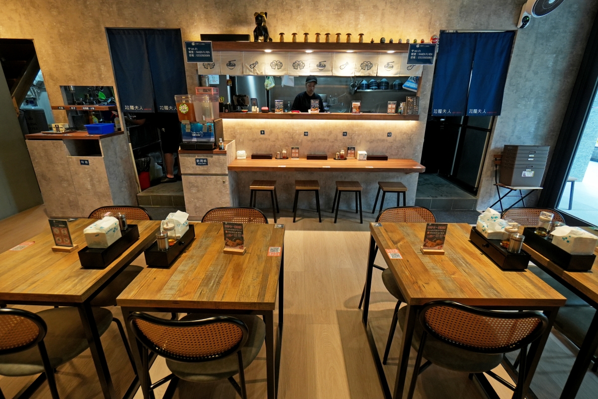 【桃園美食】拉麵夫人 小檜溪店 – 濃郁卻不油膩的雞白湯越喝越順口!天然食材製成的拉麵讓全家大小都可以吃得安心 - 第3張圖 【桃園美食】拉麵夫人 小檜溪店 – 濃郁卻不油膩的雞白湯越喝越順口!天然食材製成的拉麵讓全家大小都可以吃得安心