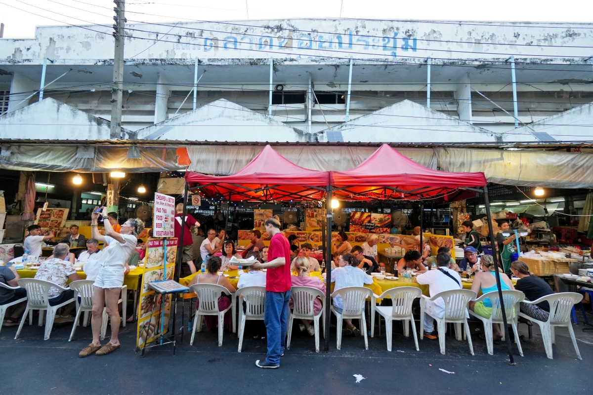 【曼谷美食】Cheaper & Better Street Food – Silom 席隆區的超人氣街頭美食,價格平實,各種泰式小吃、熱炒應有盡有! - 第2張圖 【曼谷美食】Cheaper & Better Street Food – Silom 席隆區的超人氣街頭美食,價格平實,各種泰式小吃、熱炒應有盡有!