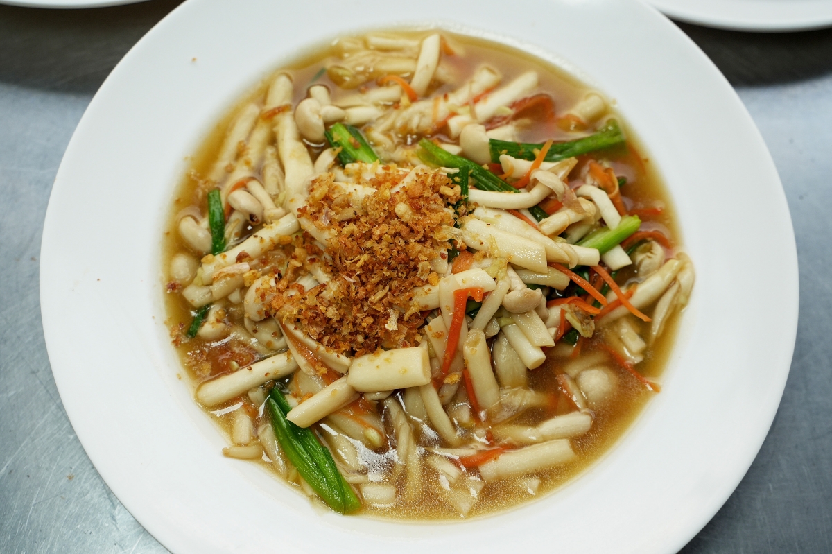 【曼谷美食】Cheaper & Better Street Food – Silom 席隆區的超人氣街頭美食,價格平實,各種泰式小吃、熱炒應有盡有! - 第12張圖 【曼谷美食】Cheaper & Better Street Food – Silom 席隆區的超人氣街頭美食,價格平實,各種泰式小吃、熱炒應有盡有!